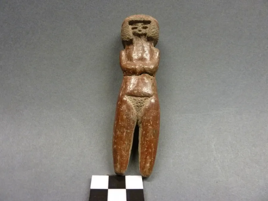 Figurilla antropomorfa femenina