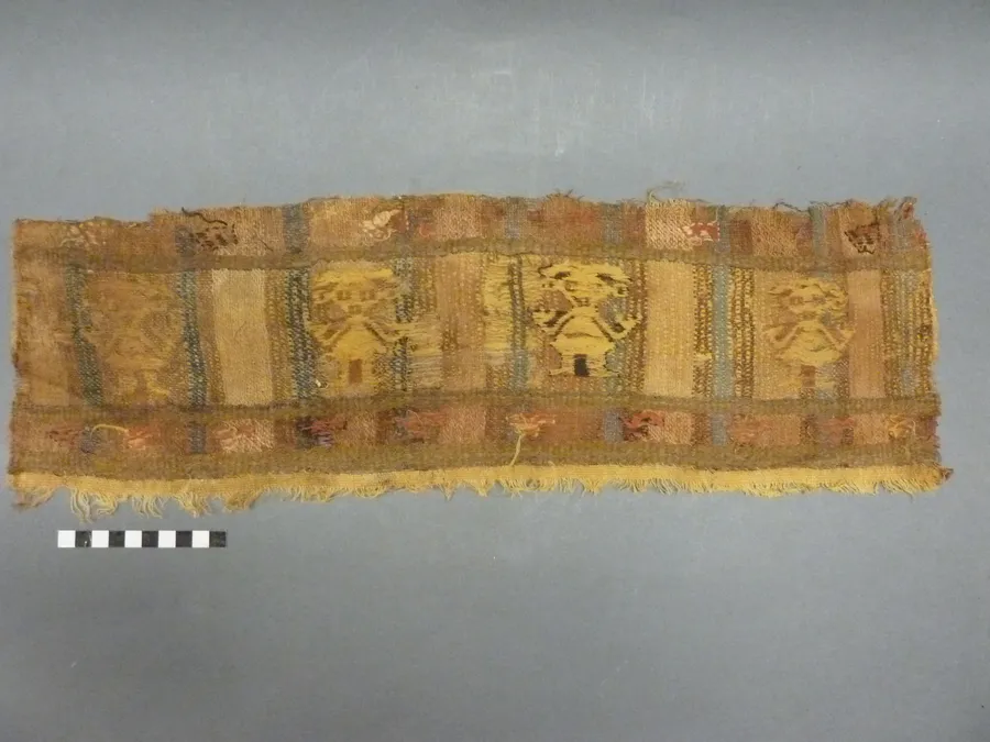 Fragmento textil con motivos antropomorfos y ornitomorfos.