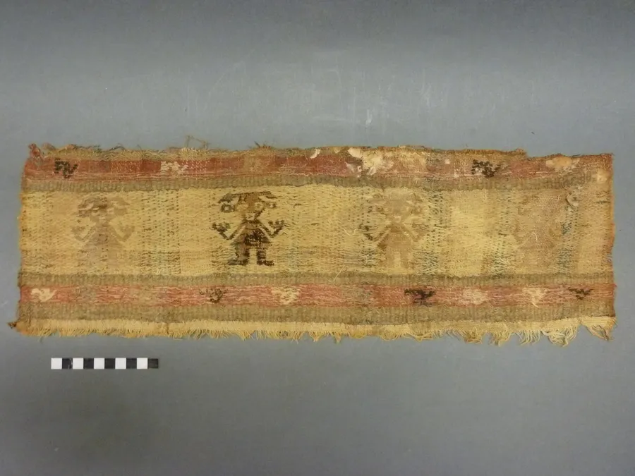 Fragmento textil con motivos antropomorfos y ornitomorfos.