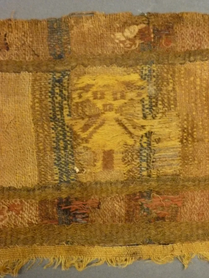 Fragmento textil con motivos antropomorfos y ornitomorfos.
