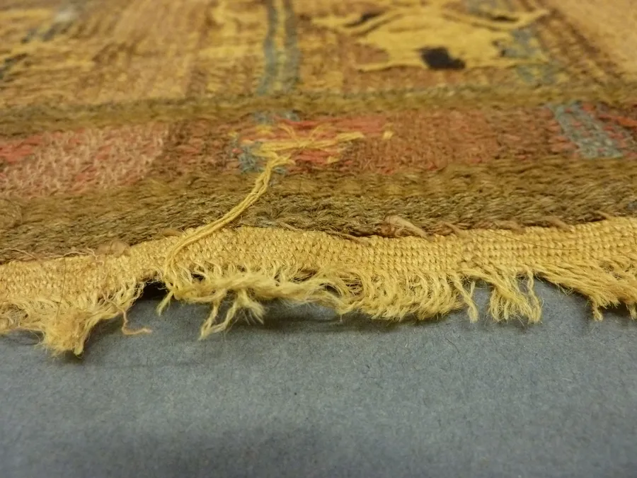 Fragmento textil con motivos antropomorfos y ornitomorfos.