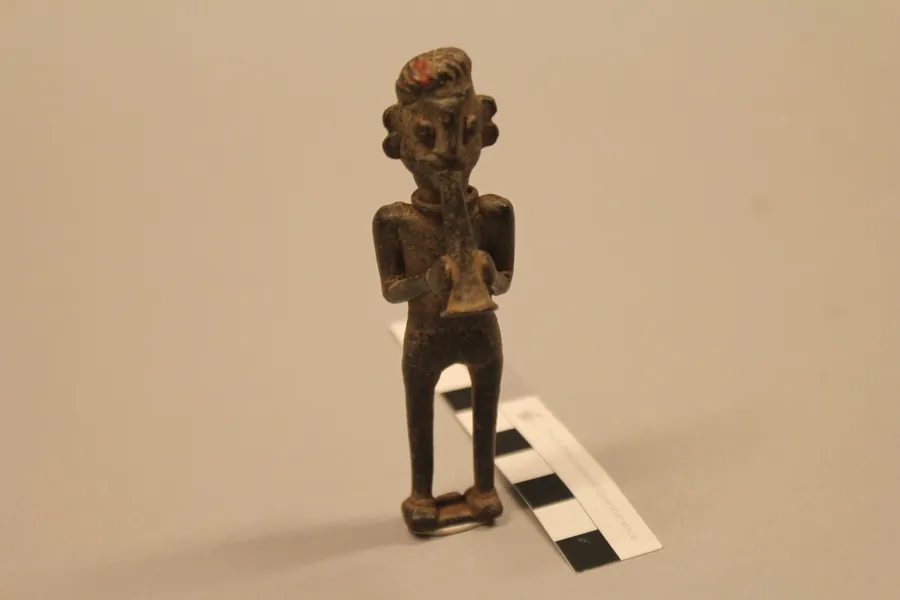 Figura antropomorfa: trompetista. Músico