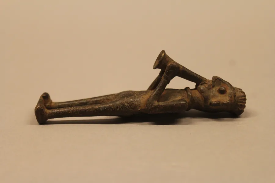 Figura antropomorfa: trompetista. Músico