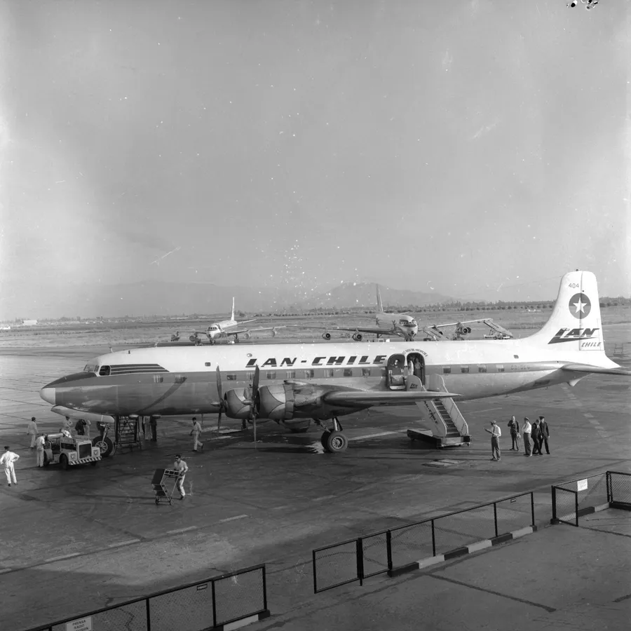 Vista de Avión de LAN-Chile con trabajadores