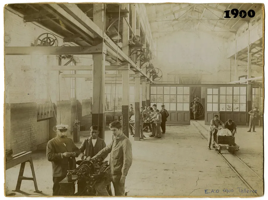 Profesores y estudiantes en taller de electricidad.