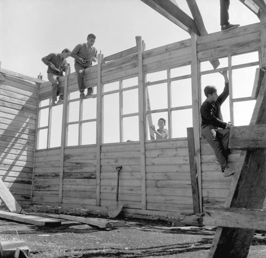 Estudiantes de la UTE construyendo una escuela