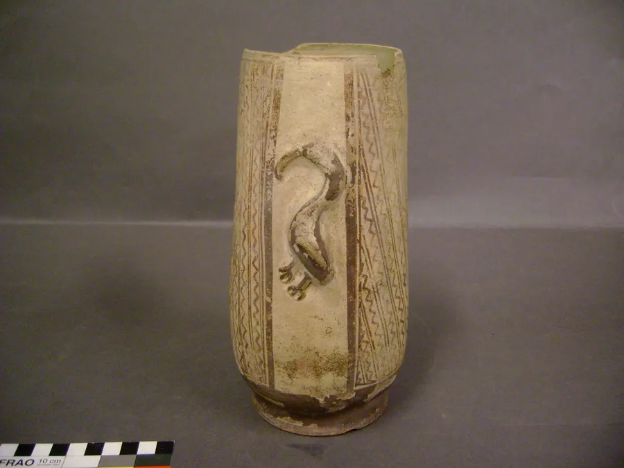 Vaso con figura zoomorfa en sobrerelieve: cormorán