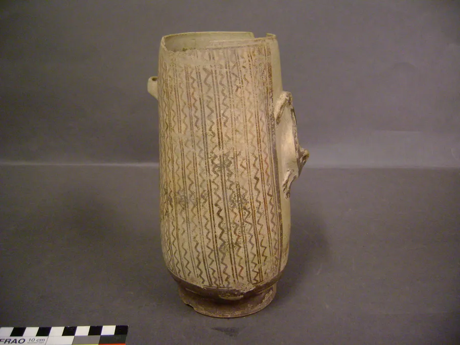 Vaso con figura zoomorfa en sobrerelieve: cormorán