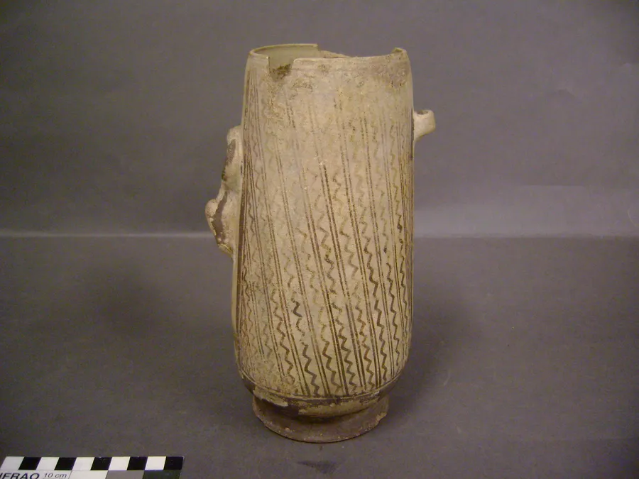 Vaso con figura zoomorfa en sobrerelieve: cormorán