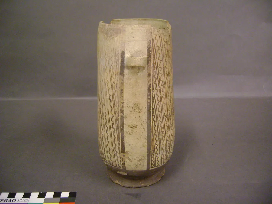 Vaso con figura zoomorfa en sobrerelieve: cormorán