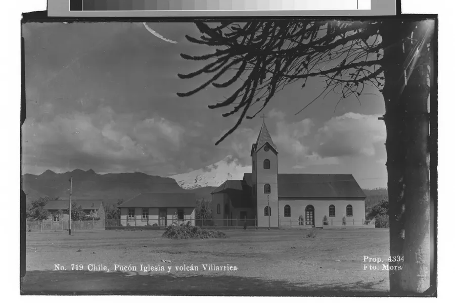 Chile, Pucón Iglesia y volcán Villarrica