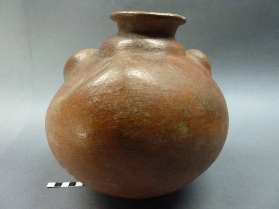 Botella antropomorfa femenina: jorobada