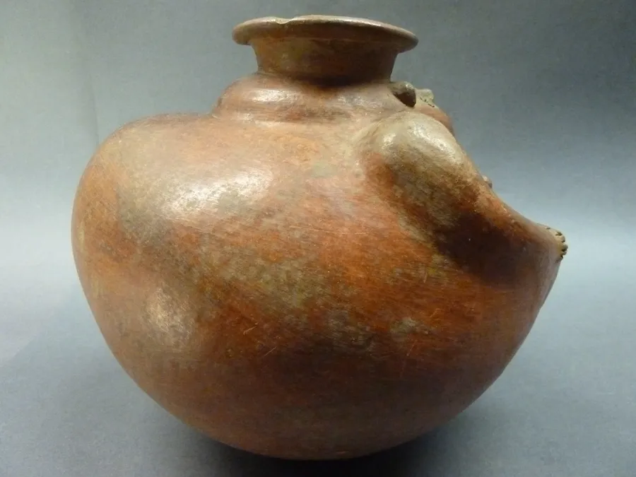 Botella antropomorfa femenina: jorobada