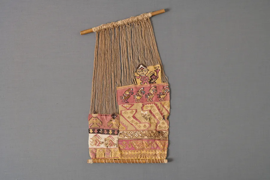 Muestrario textil con figuras zoomorfas. Telar