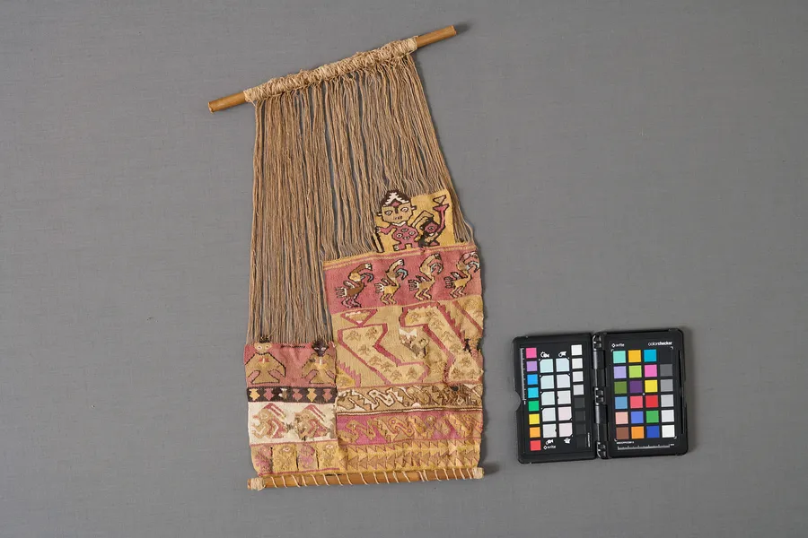Muestrario textil con figuras zoomorfas. Telar