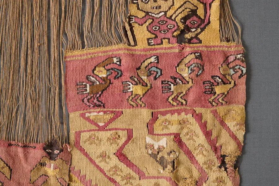 Muestrario textil con figuras zoomorfas. Telar