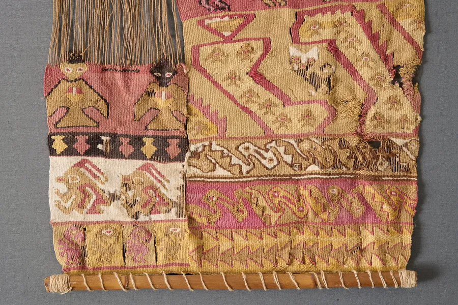 Muestrario textil con figuras zoomorfas. Telar