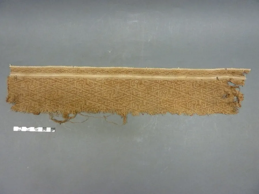 Fragmento de textil con motivos zoomorfos:ornitomorfos