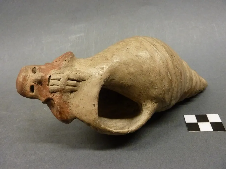 Caracol antropomorfo: músico. Ocarina. Música