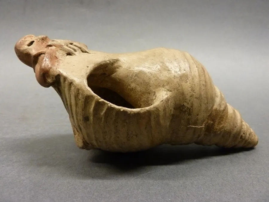 Caracol antropomorfo: músico. Ocarina. Música