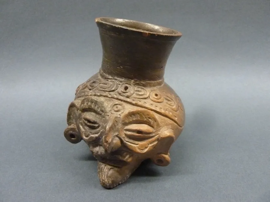 Vaso antropomorfo. Cabeza antropomorfa 