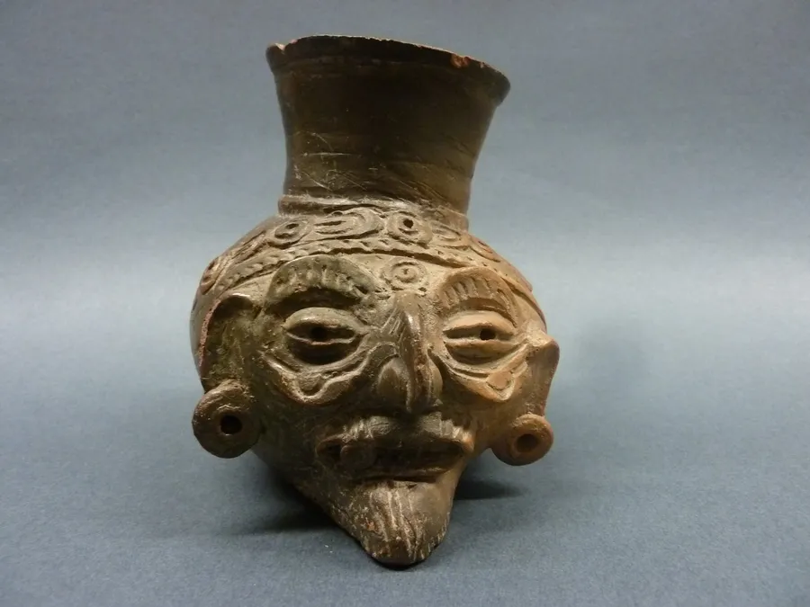 Vaso antropomorfo. Cabeza antropomorfa 