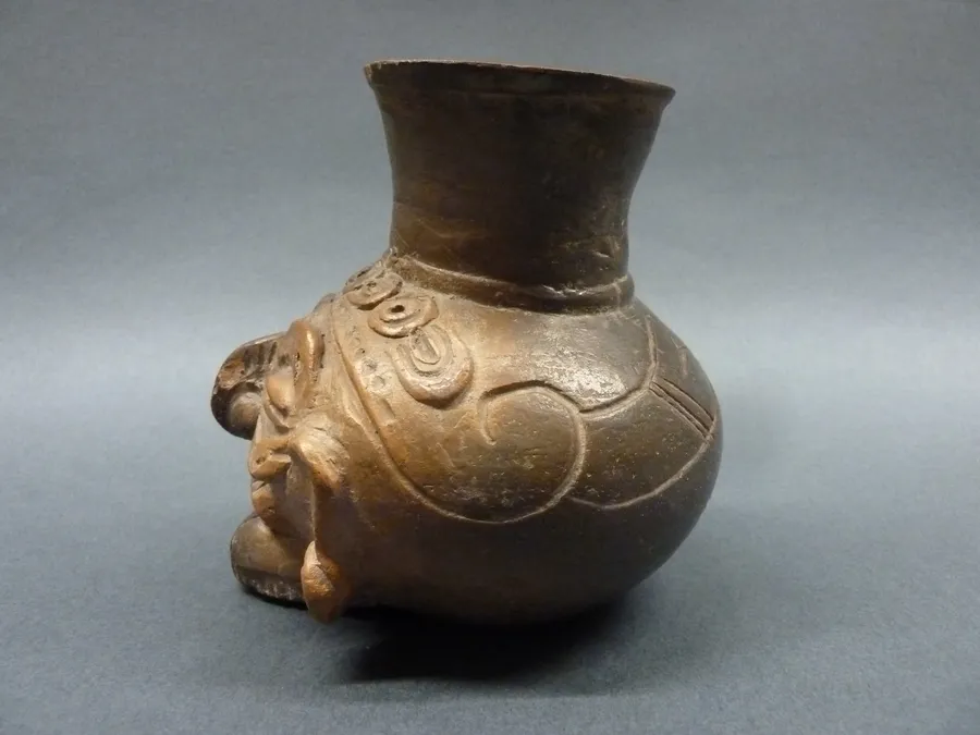 Vaso antropomorfo. Cabeza antropomorfa 
