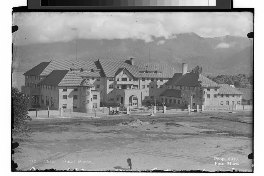 Chile. – Hotel Pucón