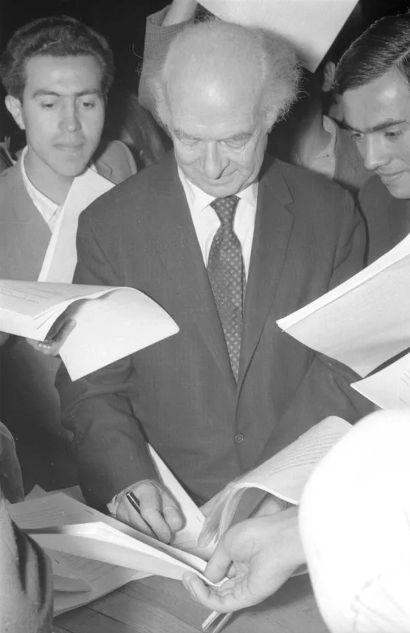 Linus Pauling con estudiantes de la UTE