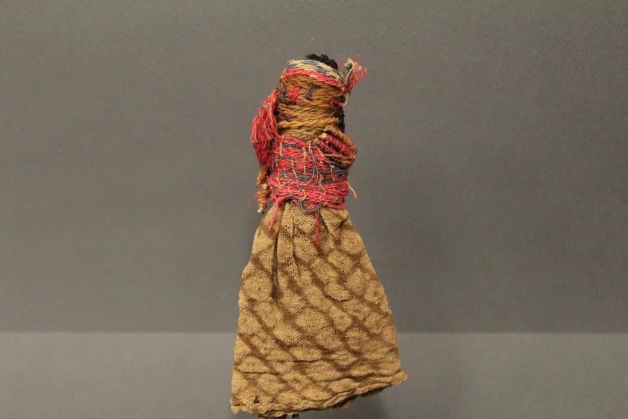 Figurilla antropomorfa femenina. Muñeca