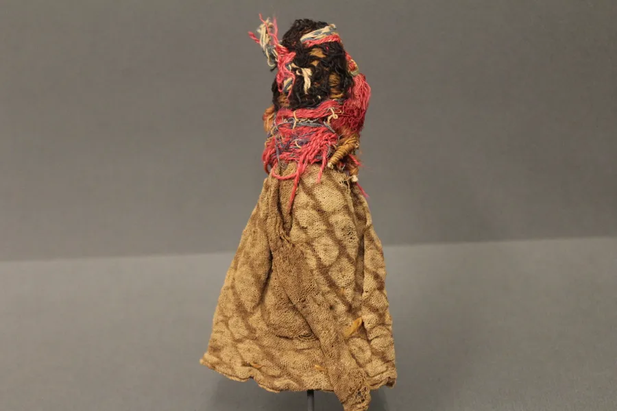 Figurilla antropomorfa femenina. Muñeca