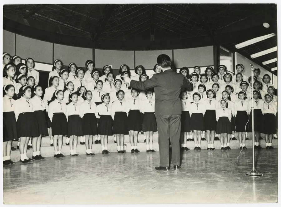 Coro de niñas en interior de la universidad