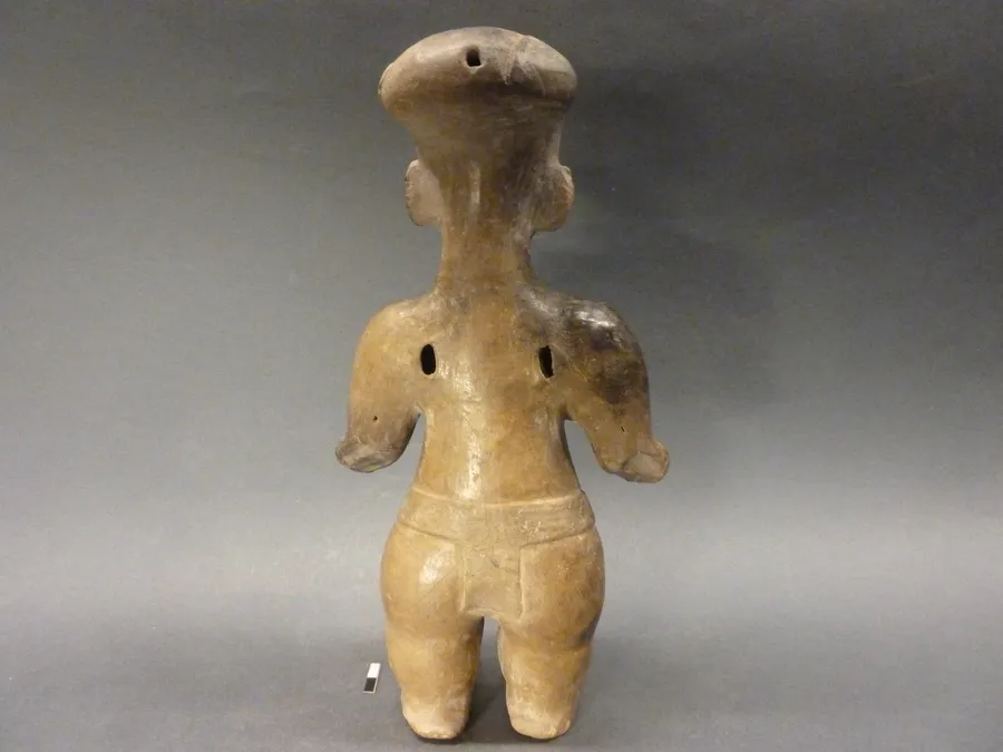 Figura antropomorfa. Silbato doble. Música. Pintura corporal