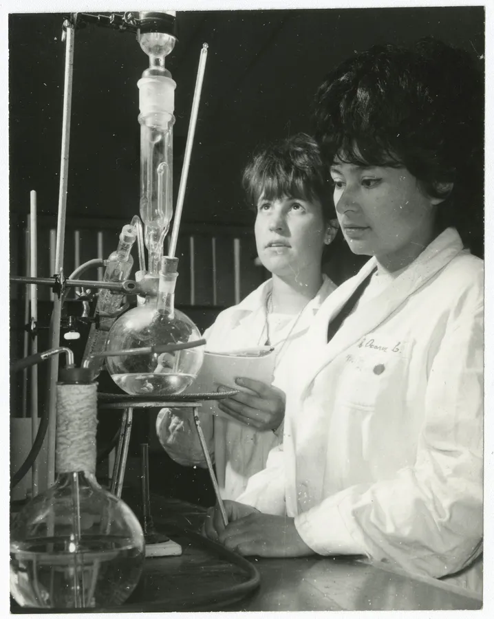 Estudiantes en laboratorio de Química