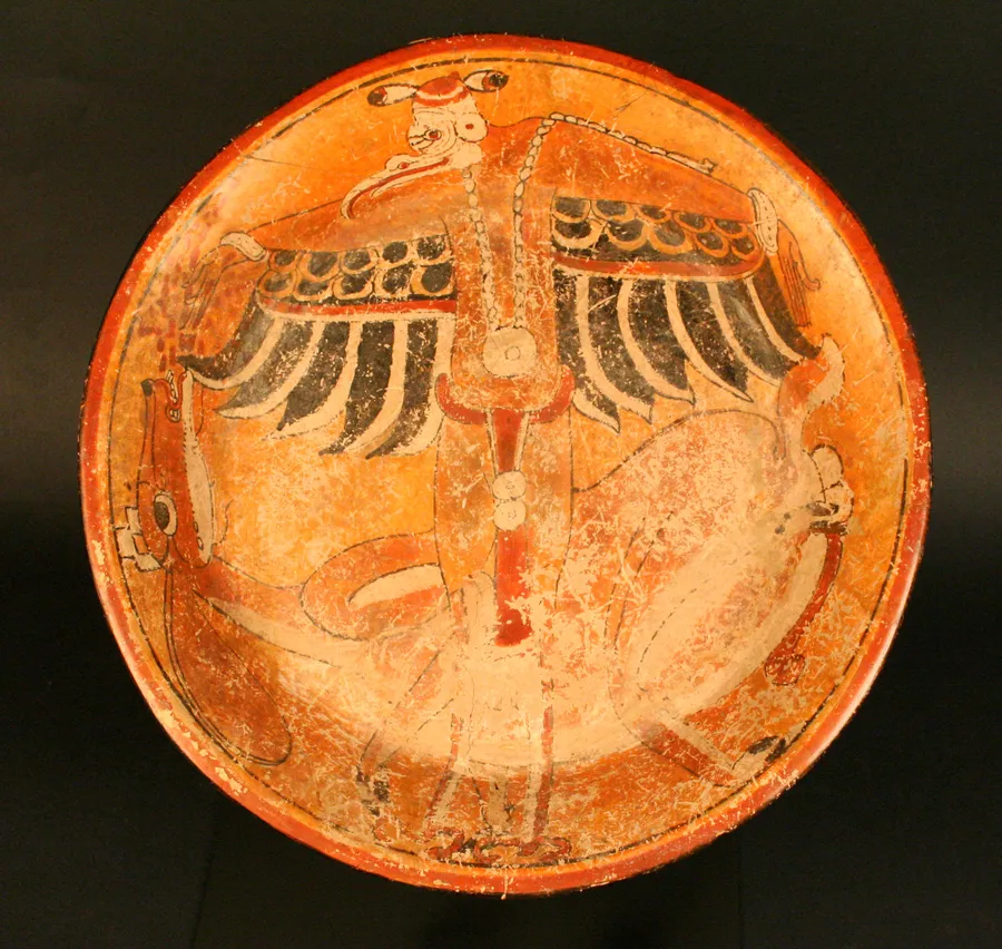 Plato con representación pictórica. Música. Chamán y venado