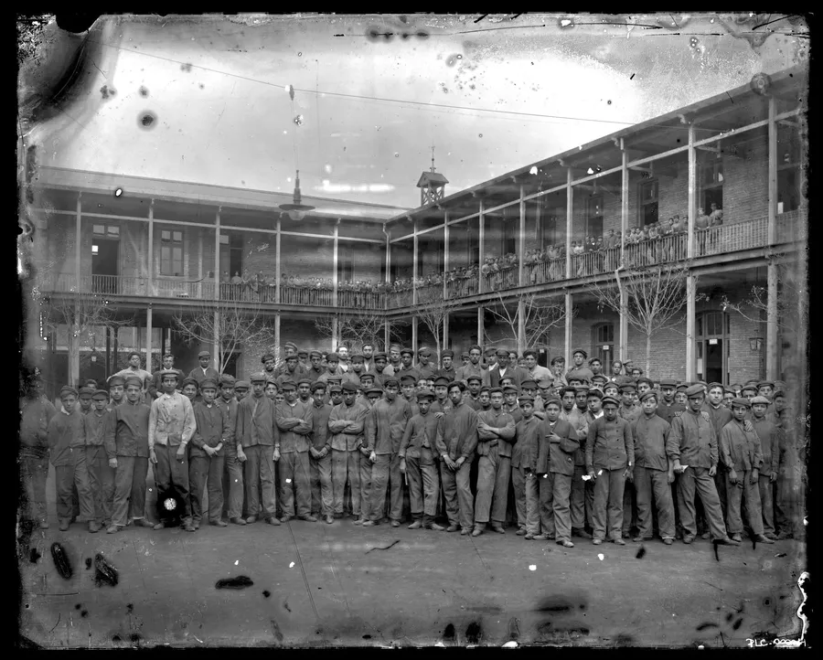 Grupo de estudiantes posando en patio interior. Escuela de Artes y Oficios