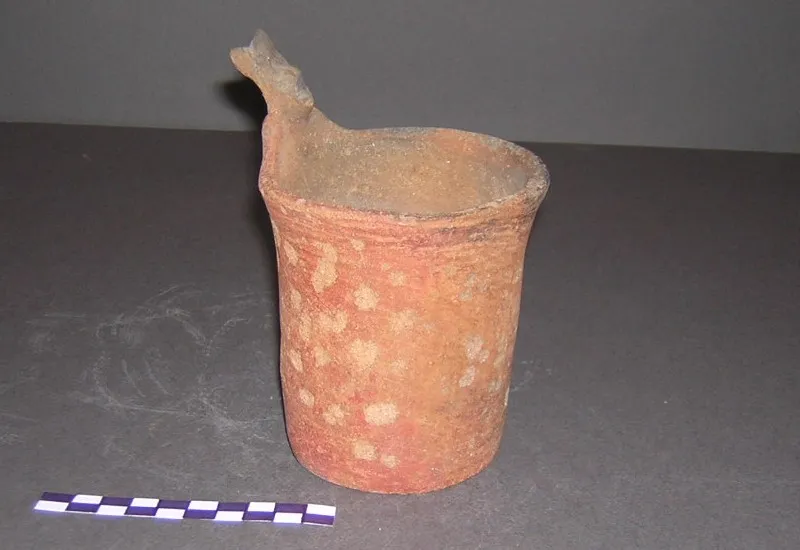 Vaso con figura antropomorfa. 