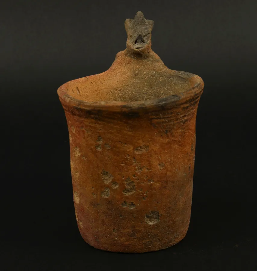 Vaso con figura antropomorfa. 