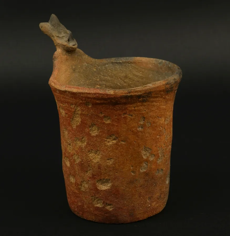 Vaso con figura antropomorfa. 