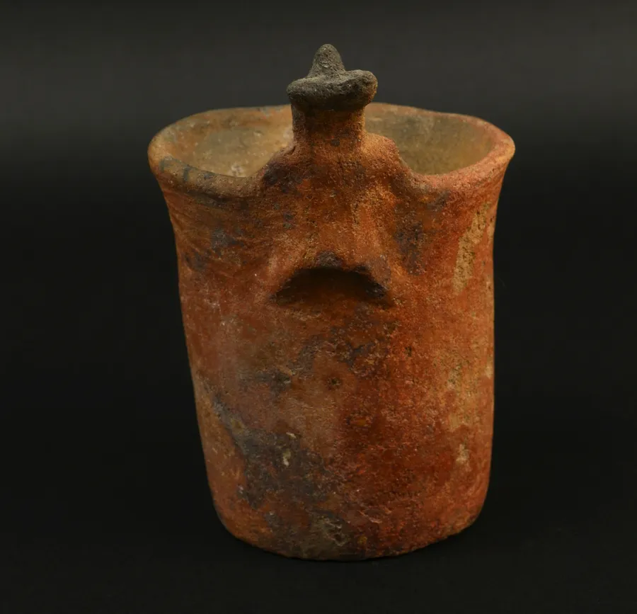 Vaso con figura antropomorfa. 