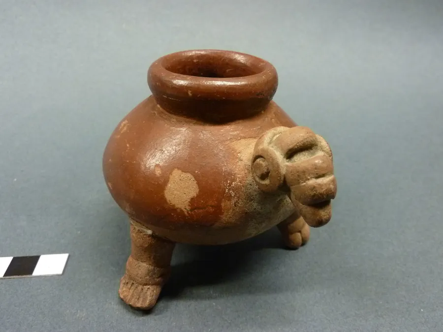 Recipiente ornitomorfo trípode