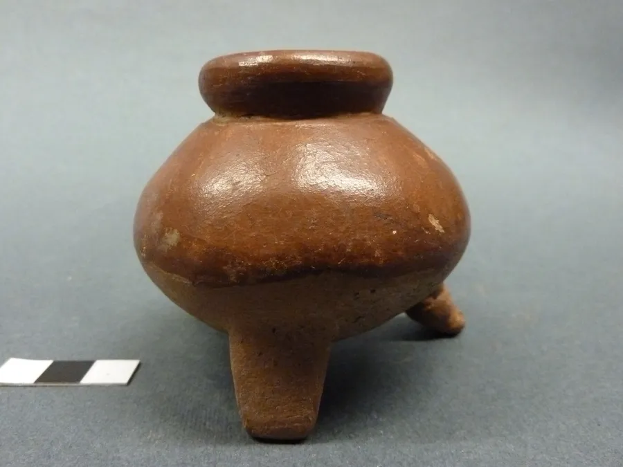 Recipiente ornitomorfo trípode