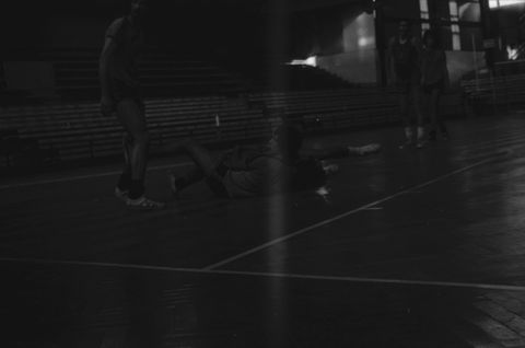 Partido de básquetbol masculino