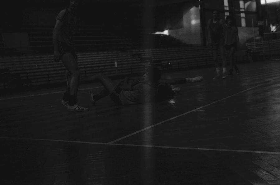 Partido de básquetbol masculino